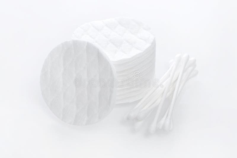 Produtos de higiene, almofadas de algodão e botões no fundo branco imagem de stock Produtos de higiene, almofadas de algodão e botões no fundo branco imagem de stock
