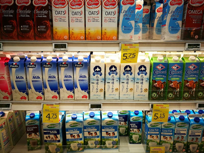 Produtos de leite da leiteria no supermercado gourmet imagem de stock Produtos de leite da leiteria no supermercado gourmet imagem de stock