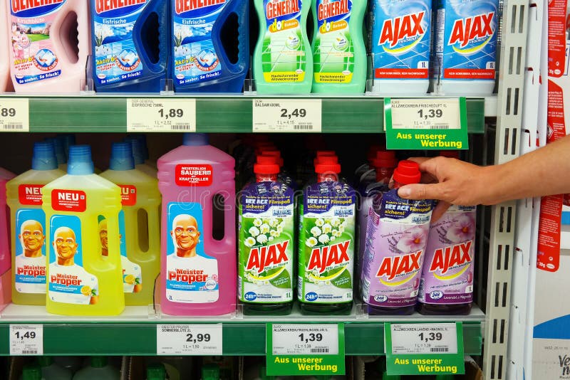 Produtos de limpeza em uma loja fotografia de stock Produtos de limpeza em uma loja fotografia de stock