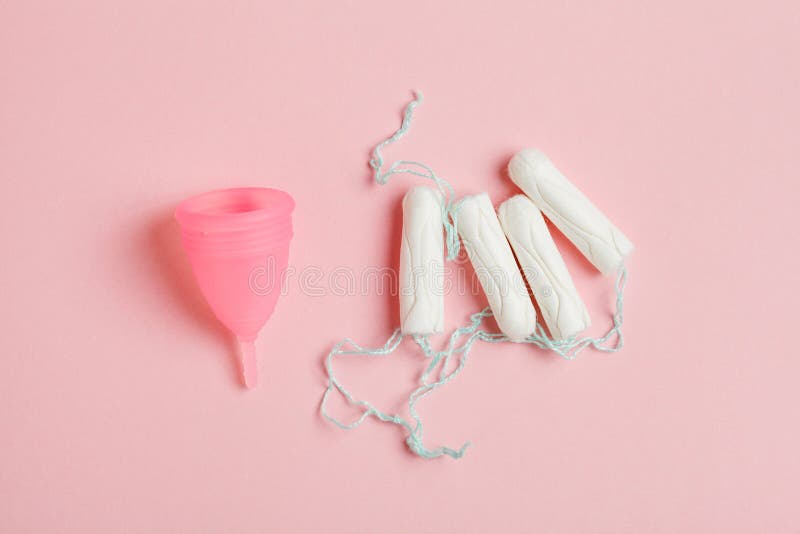 Copo Menstrual Cor-de-rosa E Corações Vermelhos à Medida Que O Sangue Cai  Isolado No Ciclo De Menstruação Rosa Mulheres Saúde Gine Imagem de Stock -  Imagem de produto, higiênico: 172014713