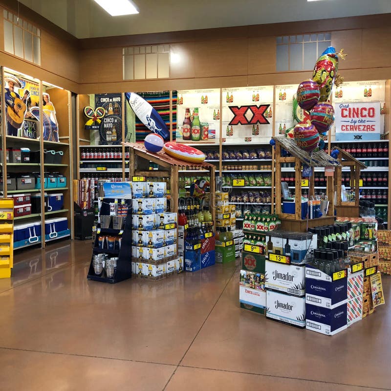 Produtos do licor no supermercado do local de A fotografia de stock
