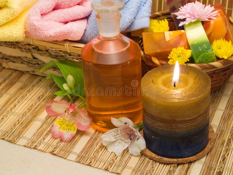 Produtos dos termas - sabões, velas, óleos aromáticos e flores foto de stock royalty free