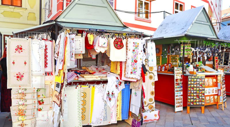 Produtos fabricados à mão no mercado na praça principal na cidade antiga de Bratislava, Eslováquia foto de stock royalty free Produtos fabricados à mão no mercado na praça principal na cidade antiga de Bratislava, Eslováquia foto de stock royalty free