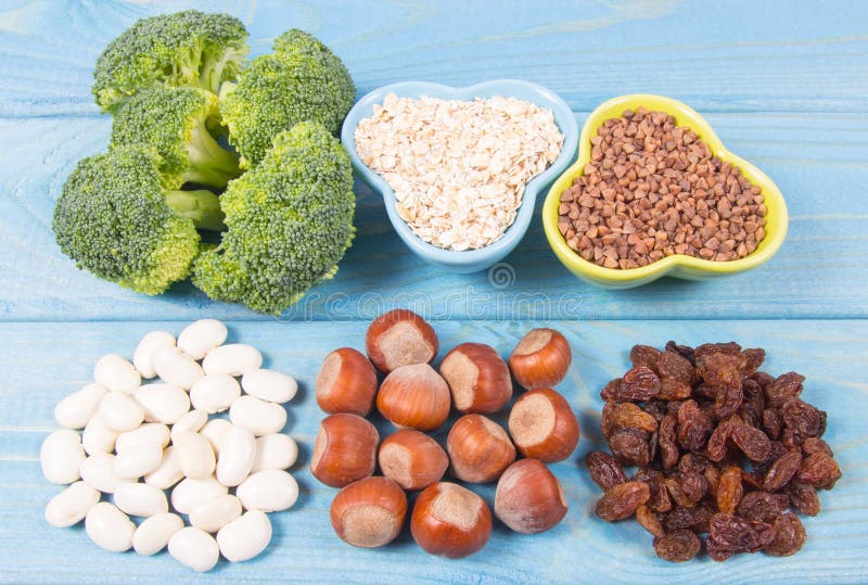 Produtos naturais ricos na piridoxina da vitamina B6 Conceito saudável do alimento foto de stock Produtos naturais ricos na piridoxina da vitamina B6 Conceito saudável do alimento foto de stock