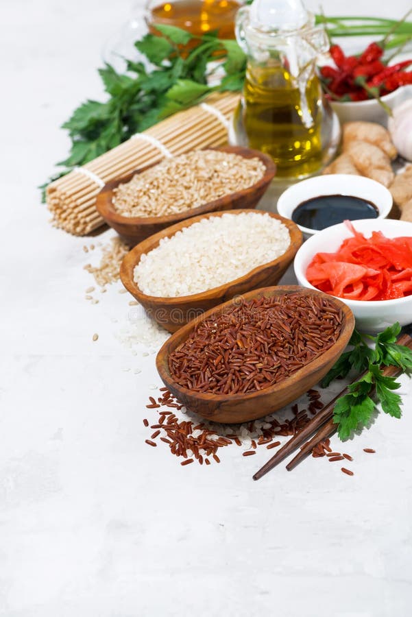 Produtos para a culinária japonesa, o arroz, o gengibre, o molho de soja e as especiarias imagem de stock royalty free Produtos para a culinária japonesa, o arroz, o gengibre, o molho de soja e as especiarias imagem de stock royalty free