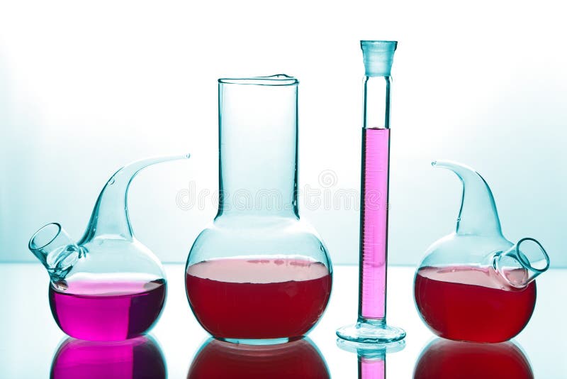Produtos vidreiros de laboratório com produtos químicos imagens de stock Produtos vidreiros de laboratório com produtos químicos imagens de stock