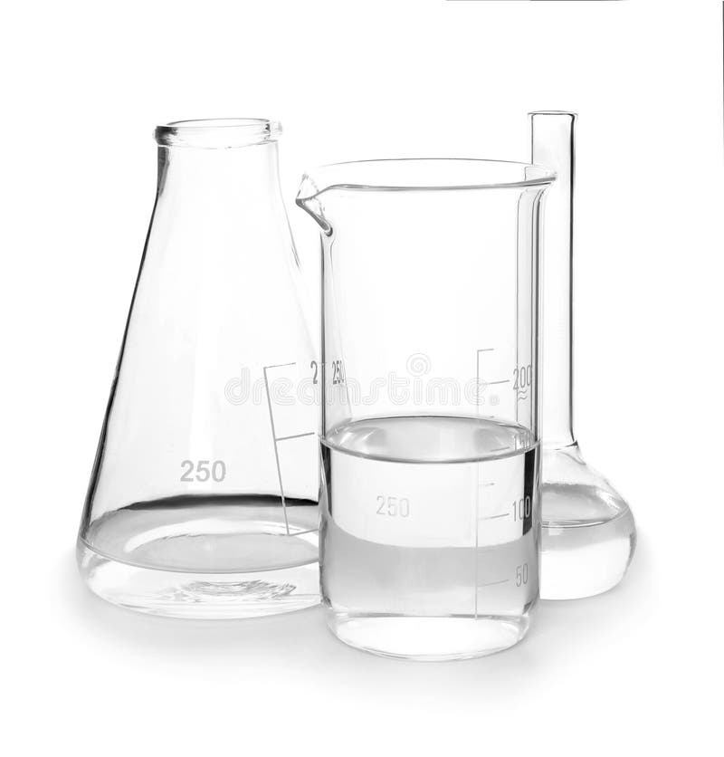 Produtos vidreiros de laboratório diferentes no fundo branco imagem de stock Produtos vidreiros de laboratório diferentes no fundo branco imagem de stock