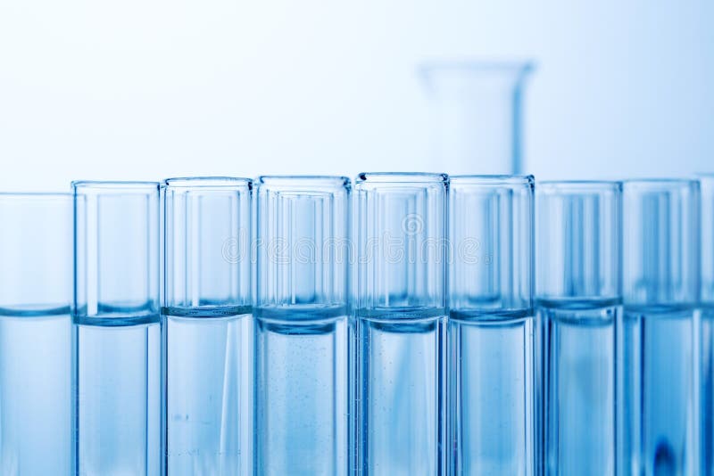Produtos vidreiros de laboratório no laboratório no laboratório de química imagem de stock Produtos vidreiros de laboratório no laboratório no laboratório de química imagem de stock
