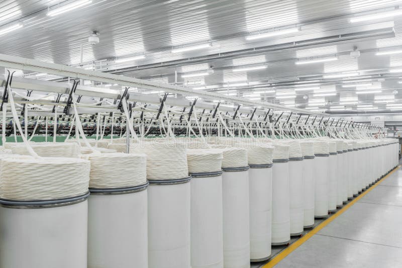 Produzione dei fili in una fabbrica del tessuto