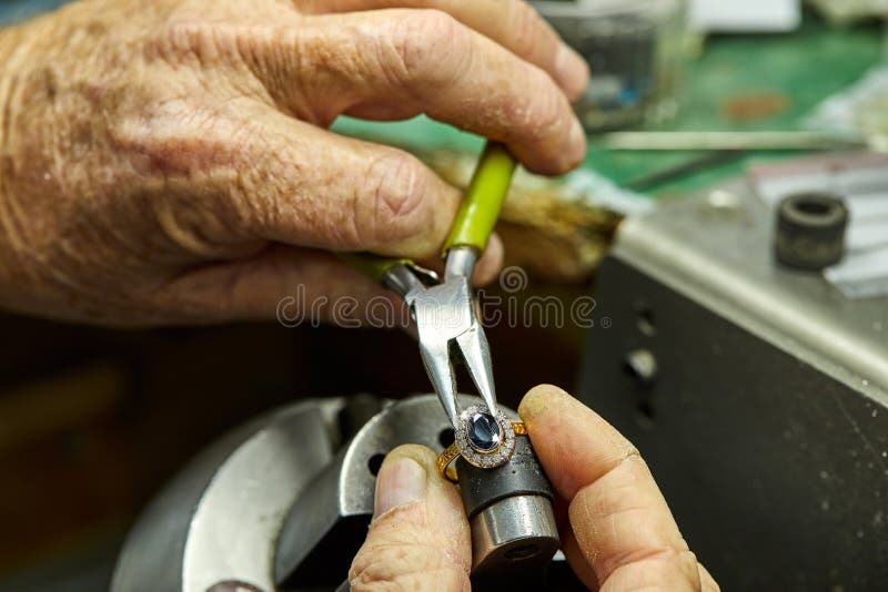 Produzione dei gioielli Il processo delle pietre della riparazione fotografia stock libera da diritti Produzione dei gioielli Il processo delle pietre della riparazione fotografia stock libera da diritti