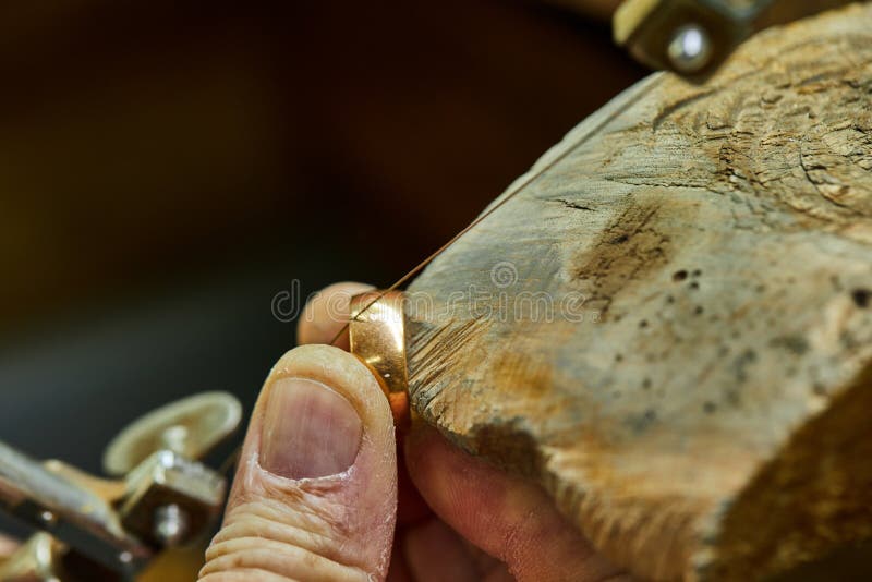 Produzione dei gioielli Usando del gioielliere ha visto per creare i gioielli immagini stock Produzione dei gioielli Usando del gioielliere ha visto per creare i gioielli immagini stock