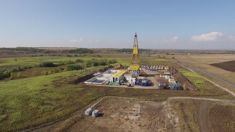 Produzione di petrolio e gas naturale, vista aerea del pozzo in campo durante la giornata estiva