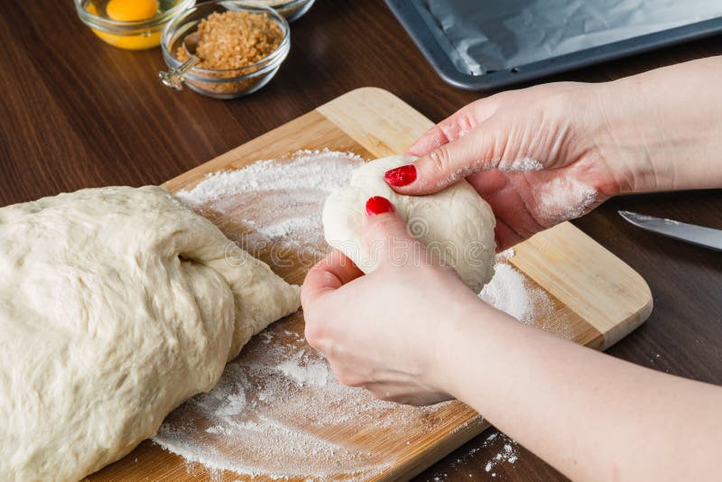 Produzione fresca del manuale della pasta immagine stock libera da diritti Produzione fresca del manuale della pasta immagine stock libera da diritti