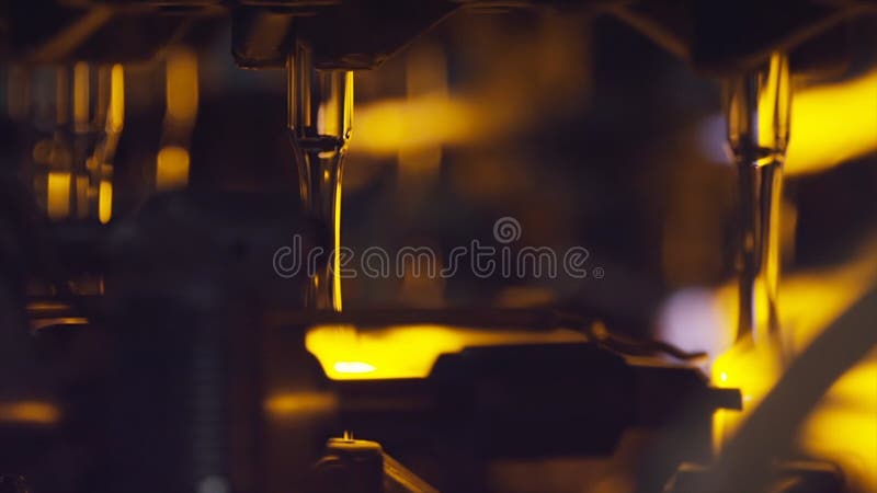 Produção das garrafas de vidro Reciclagem de vidro estoque Garrafa que fabrica a fábrica industrial Vidro derretido Vidro imagem de stock royalty free Produção das garrafas de vidro Reciclagem de vidro estoque Garrafa que fabrica a fábrica industrial Vidro derretido Vidro imagem de stock royalty free