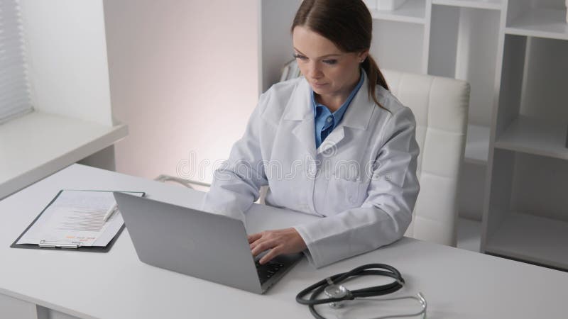 Profesional de la salud que participa activamente en el mantenimiento de registros digitales eficientes para mejorar la atención y almacen de video