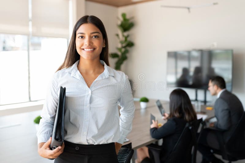 Profesional de negocios hispánico en la sala de juntas de oficinas fotografía de archivo