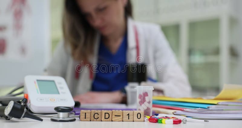 Profesionales de la salud involucrados en el uso de equipos médicos y códigos de diagnóstico de ICD10 almacen de video