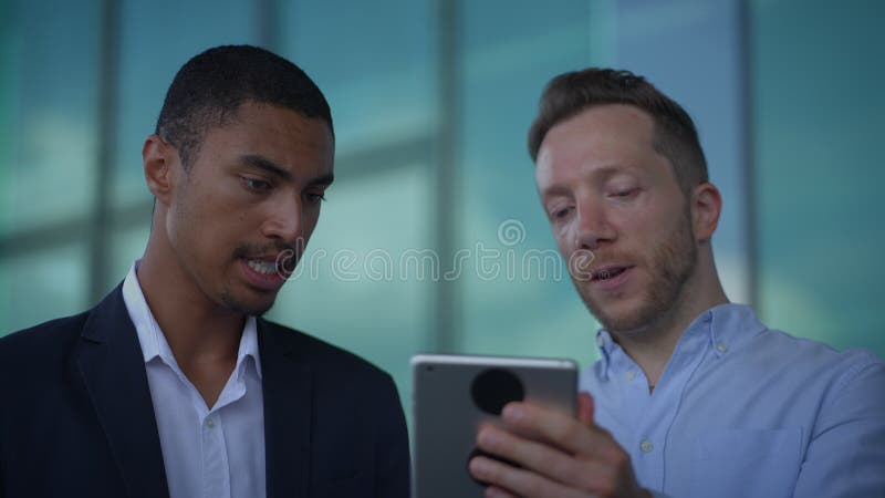 Profesionales de negocios que colaboran eficazmente con herramientas y métodos tecnológicos avanzados almacen de video