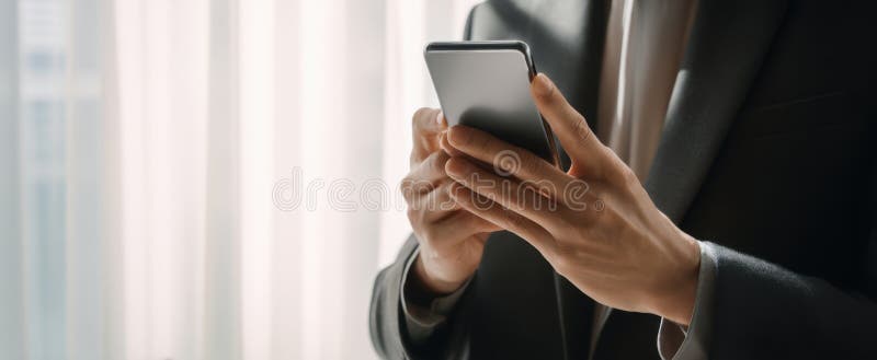 Profesionistul de afaceri folosește un smartphone într-un spațiu de lucru modernImagine generată de AI royalty free stock photography