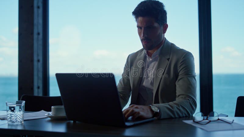 Profesioniștii concentrați care utilizează computerul laptop în birou. șef priceput la minte stock images