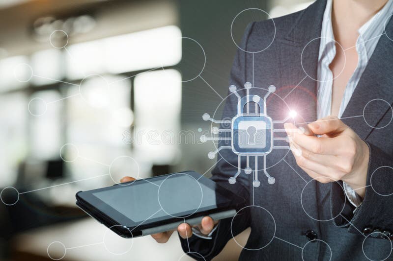 Profesioniștii utilizează tableta pentru a securiza datele digitale royalty free stock photo