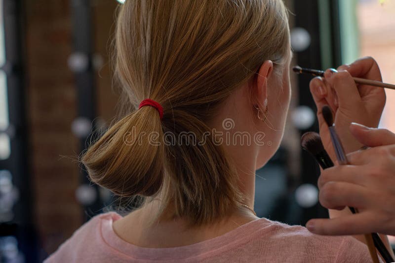 Profesjonalista uzupe?nia artysty robi uzupe?nia? w pi?kno salonie obraz royalty free Profesjonalista uzupe?nia artysty robi uzupe?nia? w pi?kno salonie obraz royalty free