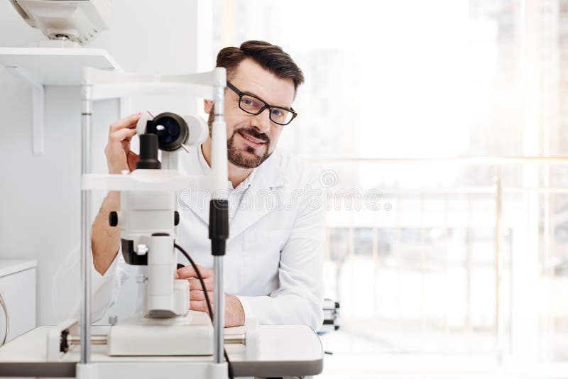 Profesjonalisty wzroku wybitny specjalista przy pracą zdjęcia stock Profesjonalisty wzroku wybitny specjalista przy pracą zdjęcia stock