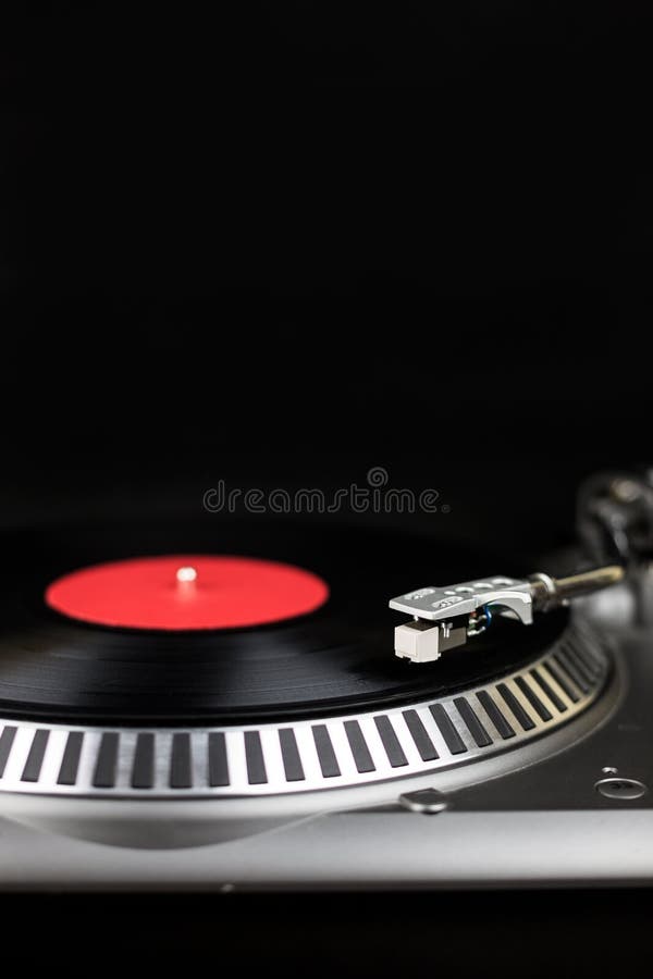 Profesjonalistów djs partyjny turntable na czarnym tle Analogowej sceny audio wyposażenie dla koncerta w klubie nocnym Sztuki mie fotografia stock Profesjonalistów djs partyjny turntable na czarnym tle Analogowej sceny audio wyposażenie dla koncerta w klubie nocnym Sztuki mie fotografia stock