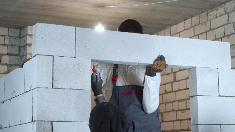 Profesjonalni budowniczy dokonują oznakowania napowietrzających blokach betonowych na budowie