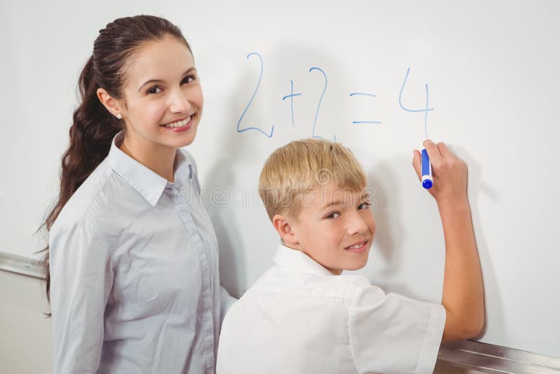 Profesor care ajută un elev din clasă royalty free stock images