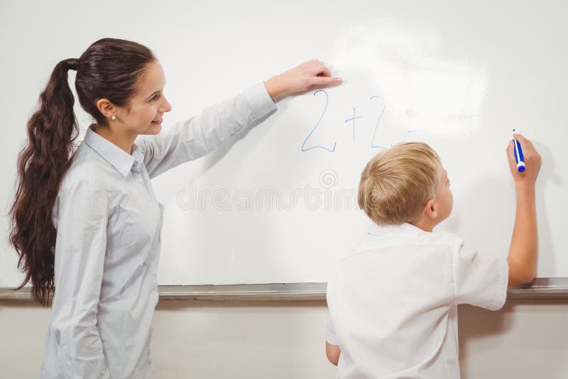 Profesor care ajută un elev din clasă royalty free stock photo