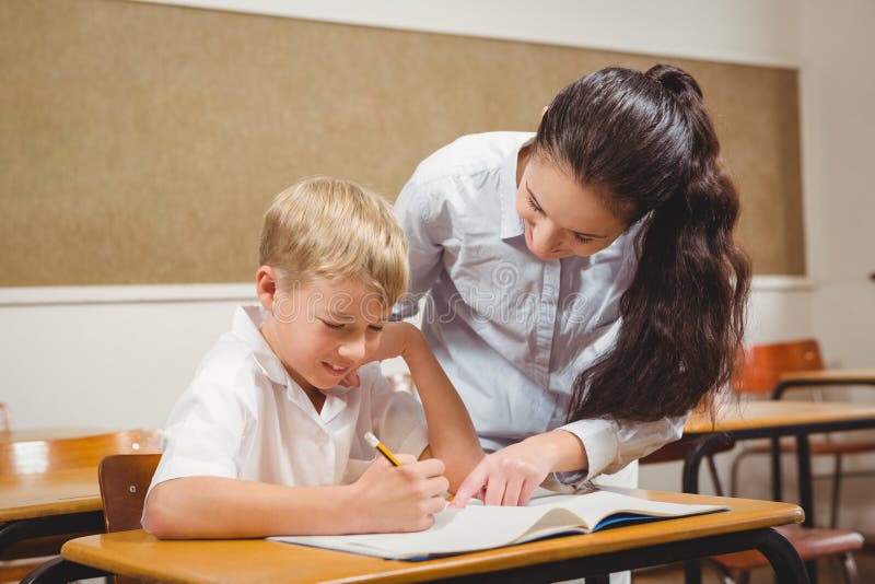 Profesor care ajută un elev din clasă royalty free stock photography