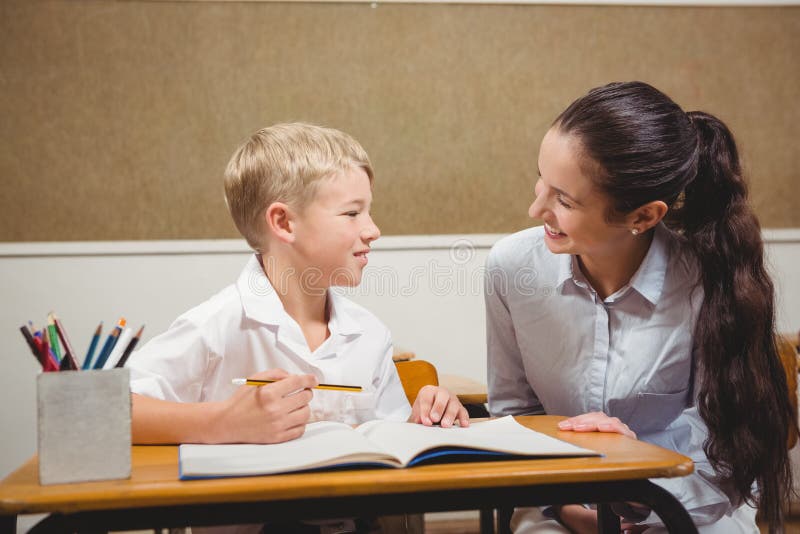 Profesor care ajută un elev din clasă royalty free stock images