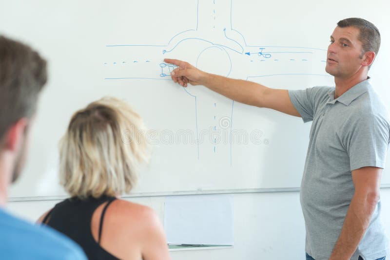 Profesor de código vial en aula imagen de archivo libre de regalías