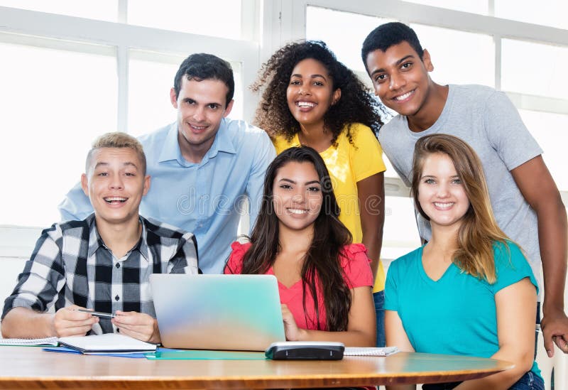 Profesor de risa con el grupo multicultural de estudiantes foto de archivo