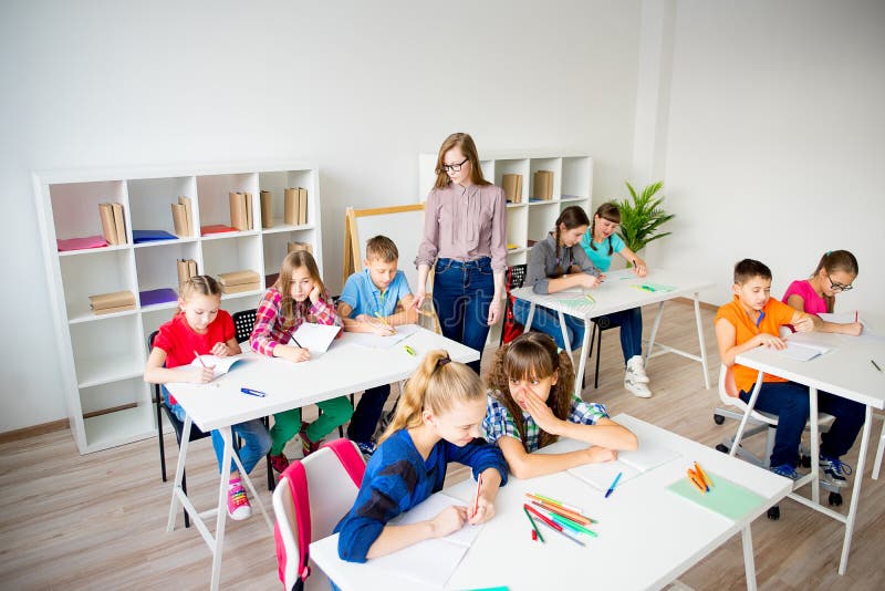Profesor En Escuela Primaria Imagen de archivo Imagen de estudiante