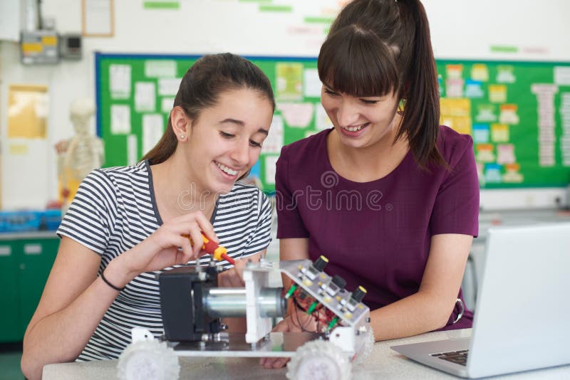 Profesor With Female Pupil que estudia la robótica en la lección de la ciencia fotos de archivo libres de regalías Profesor With Female Pupil que estudia la robótica en la lección de la ciencia fotos de archivo libres de regalías
