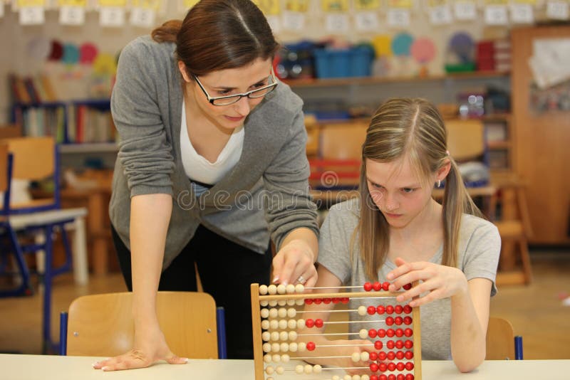 Profesor Y Estudiante En La Escuela Primaria Imagen de archivo Imagen