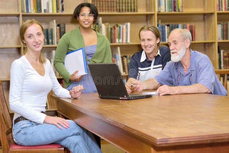 Profesor z uczniami zdjęcie royalty free Profesor z uczniami zdjęcie royalty free
