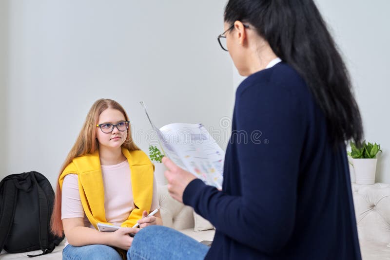 Profesora enseñando individualmente lección para preadolescente foto de archivo