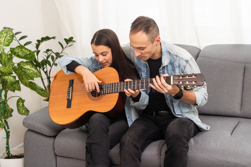 Professeur de guitare enseignant la petite fille. Photo de haute qualité image stock