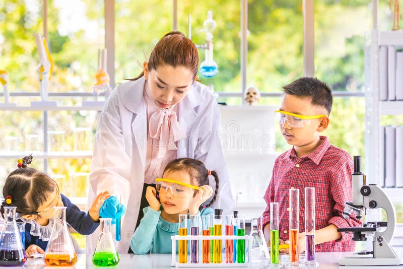 Professeur et étudiants, flotteur de fumée de coup image stock Professeur et étudiants, flotteur de fumée de coup image stock
