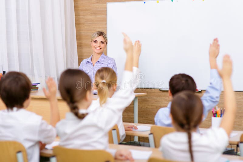 Professeur féminin avec ses élèves dans la salle de classe photos libres de droits Professeur féminin avec ses élèves dans la salle de classe photos libres de droits