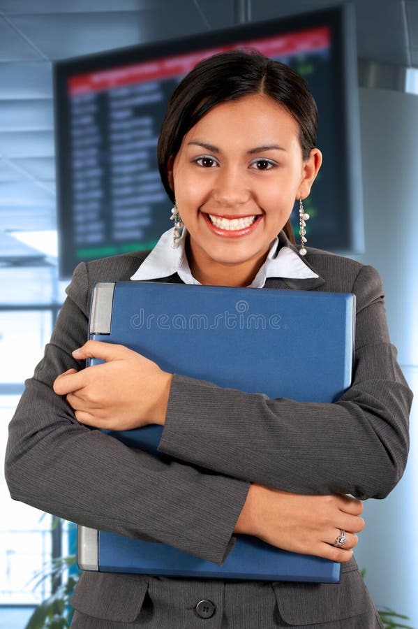 Profesionalmente mujer de negocios posesión computadora portátil sobre el partida.