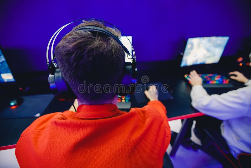 Amigos Jovens Rapazes Jogar Jogos De Vídeo Online Com Fones De Ouvido Em Um  Internet Club Café. Esports Conceito De Equipe. Foto Royalty Free,  Gravuras, Imagens e Banco de fotografias. Image 145263430