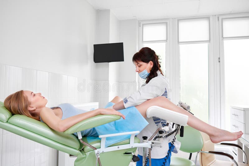Giovane donne sdraiarsi ginecologico sedie durante ginecologico controllo suo medico assistenza sanitaria ginecologia indagine femminile esperienza fidarsi.