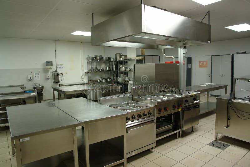 Panoramica di una cucina professionale con tutti i materiali.