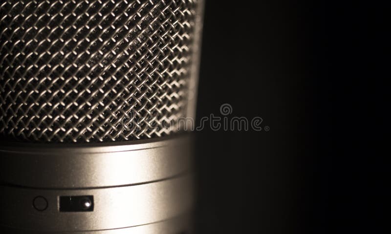 Profesionální velká membrána studio nahrávání hlasu mikrofonem ukazuje, kovové tělo a gril s přepínač pro režimy nahrávání.