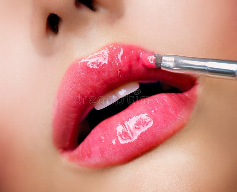 Easy tips to get hot sexy glossy lips, hot sexy glossy lips