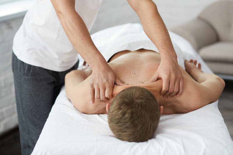 https://thumbs.dreamstime.com/b/professional-massage-therapist-treating-male-patient-apartment-young-handsome-man-enjoying-back-massage-professional-140163766.jpg